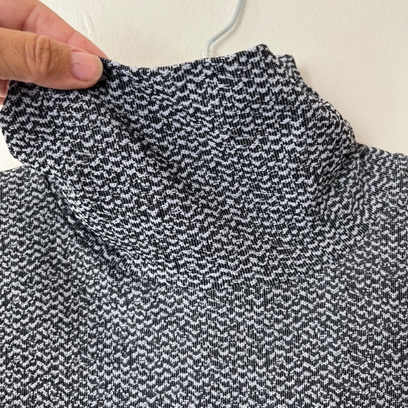 Athleta Sz M Flurry Peak UPF 50 Top Turtleneck Base Layer Gray Blouse - Picture 5 of 7